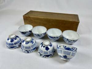 古い煎茶碗　染付　八卦柄　８客　木箱付き / 中国古玩　中国美術　古陶磁器　茶碗　