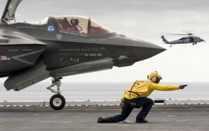 ステルス戦闘機 F-35B ライトニングⅡ & シューター 空母 カタパルト発艦 壁紙ポスター 特大ワイド版921×576mm はがせるシール式 018W1