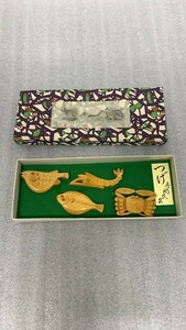 A1046→ 木彫り 手作り つげ 手彫民芸 さかな　魚　箸置　未用品