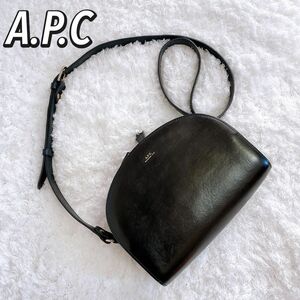 美品　 定番　A.P.C. ミニ ショルダーバッグ ハーフムーン レザー ブラック　ゴールド金具 斜めがけ レザー　エーペーセー