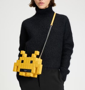 2025春夏新作　日本未発売　直営　Kate Spade Space Invaders X Kate Spade New York Patent 3d Alien Crossbody　KI643　最新本物をお届け