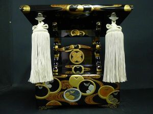 O1624 【大阪 山翁屋 時代物 黒漆塗浄瑠璃見台】 木製漆器 書見台 絵見台 蒔絵見台 見台房付 盛上金彩 丸に違い羽家紋入 葉文 木箱付/140