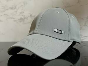 【未使用品】46B★OAKLEYオークリー キャップ 帽子 CAP 上品で高級感のあるグレーの伸縮素材にメタル製ロゴ《伸縮前58㎝～60㎝位迄》