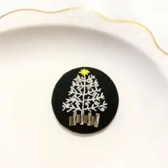 ハンドメイド 刺繍ブローチ クリスマスツリー ホワイト ピンク シルバー