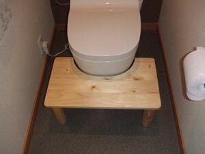 おむつ卒業したらトイレ踏み台　トイレトレーニング　足少し濃いナチュラル色　高さ３段階