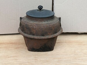 茶道具 煎茶道具 鉄瓶 茶釜 茶器 釜師 風炉釜　長寿　記載あり、在銘　山小造？山少造。
