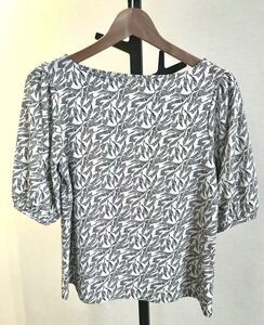 H&M 五分袖　モノトーンボタニカル柄　ストレッチカットソー