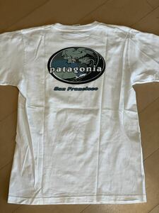 レア パタゴニア Tシャツ サイズS サンフランシスコ店モデル 波柄 ホワイトボディ San Francisco Beneficial T 100%Organic patagonia 