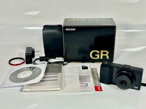 【1円スタート】【通電可】RICOH リコー コンパクトデジタルカメラ GR ブラック xk 00100688 レンズ: gr lens f=18.3mm 1:2.8 充電器 箱付