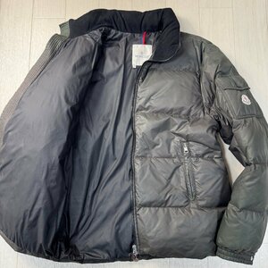 美品/表記2 L相当★モンクレール/MONCLER 袖ロゴワッペン ダウンジャケット ブルゾン アウター 艶ナイロン 極暖 ロゴジップ メンズ カーキ