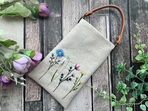 両面刺繍 handmade野花の手刺繍 持ち手付きスマホポーチ(内布薄パープル)メガネケースにも ハンドメイド コットンリネン プレゼントに　