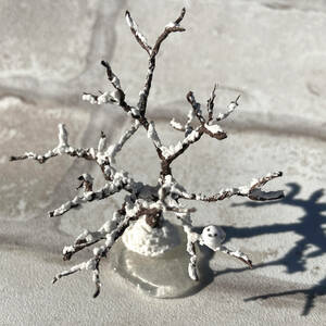 ハンドメイド　氷上の木とシマエナガのオブジェ