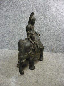 【政】31092 古銅のったり 象に観音様 置物 骨董 古物