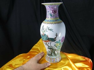 A　孔雀牡丹文様粉彩色絵壺 　中国　磁器　青花　茶壷　花瓶　抹茶　陶器　素焼き　煎茶　喫茶　古玩　花瓶