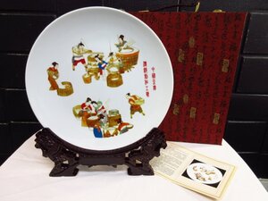 t9874　未使用保管品　景徳鎮　中国豆腐文化　絵皿　飾り皿　プレート 伝統工芸磁器皿絵　スタンド付　安微/准南　箱入り　中国 インテリア