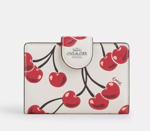 2025春夏最新　日本未発売　COACH Medium Corner Zip Wallet With Cherry Print　CZ762　　LAから最新本物をお届け!!