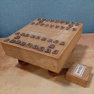 中古 長期保管品 レトロ 将棋盤 将棋駒 セット 足付き将棋盤 木箱入り木駒 木製 ビンテージ 古民家 古民芸 無垢? キズ汚れ有り 現状品