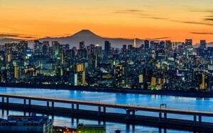 夕焼けの東京パノラマ夜景と富士山 隅田川 東京都 絵画風 壁紙ポスター 特大ワイド版921×576mm（はがせるシール式）006W1