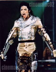 マイケル・ジャクソン Michael Jackson/銀スーツで熱唱する写真
