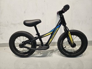 期間限定セール スペシャライズド SPECIALIZED キックバイク【１歳半から】 HOTWALK