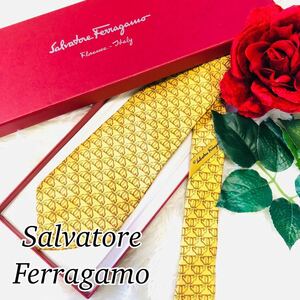 Salvatore Ferragamo サルヴァトーレフェラガモ メンズ 男性 紳士 ネクタイ ブランドネクタイ 総柄 イエロー 黄色 黄 剣先 9.5cm