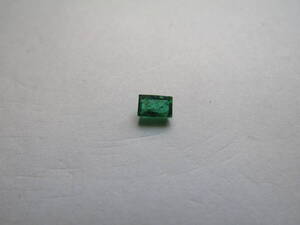 プラチナのリングから外した 0.4 ct の天然エメラルドルース