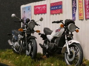 懐かしの昭和レトロな風景 1/24 HONDA CB750F YAMAHA RZ250 情景ジオラマ完成品 ケース付 錆加工