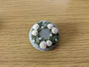 白い薔薇　リース　刺繍ブローチ