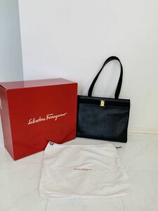 美品★Salvatore Ferragamo フェラガモ ショルダーバッグ ヴァラ ブラックカーフ黒革★元箱・保存袋付★A4書類収納可 ビジネスバッグ