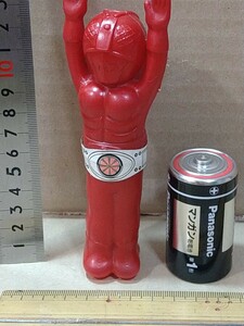70年代放送当時物　仮面ライダー　駄玩具的　珍花火ケース人形　ポリエステル製　無版権14cm　メーカー不明　赤色版
