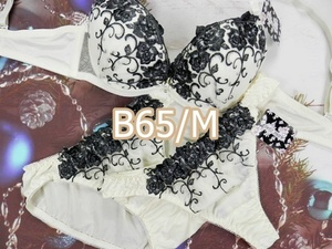 PP09-B65/M ブラ＆フル・Tバックショーツセット 新品/クリーム系 花柄刺繍 チャーム