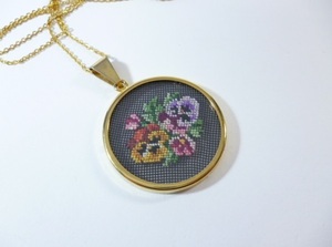 β プチポワン ペンダント ネックレス β Petit Point 刺繍 プチポアン 