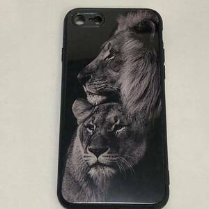 新品送料無料 iPhoneSE2.SE3 7/8用ケース　強化ガラス ケース ライオン夫婦 ブラック 動物園 動物 大人かっこいい