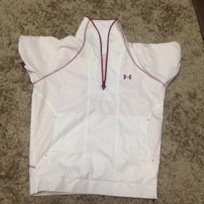 超絶レア 小さめサイズ UNDER ARMOUR 1/3ジップ ハーフスリーブウインドジャケット Sサイズ used超美品