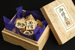 TB526将棋駒 天上作 41枚揃 共箱◇在銘/余り歩1枚/彫駒/黄楊?/木製/対局/ボードゲーム/木工芸/時代/骨董/古美術/古道具タグボート