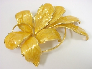 大振り フラワー（花型）デザイン ゴールドカラー ブローチ