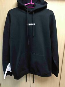 正規新品 19AW VETEMENTS ヴェトモン ロゴ ビッグタグ オーバーサイズ フーディー パーカー 黒 XS UAH20TR725