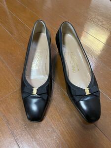 美品　サルヴァトーレ　フェラガモ　salvatore 靴　ブランド　百貨店　イタリア　ferragamo 黒　パンプス　高級　裏全部張り替えてます