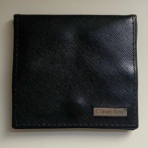 B4B064◆ カルバンクライン Calvin Klein 本革レザー ブラック色 ロゴプレート ボタン開閉 小銭入れ コインケース