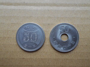 昭和30・40年発行、新旧50円流通貨硬貨2個 穴微ズレ