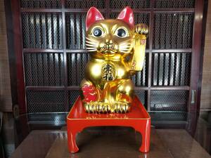 K04-0527　常滑焼 金彩 ゴールド 招き猫 縁起置物 大型全高45cm 輪島塗台 付属