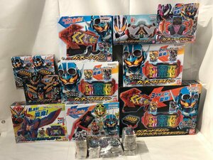 1円～ 仮面ライダーガッチャード DX変身ベルト グッズ ライドケミーカード 大量まとめ ガッチャードライバー 他【ジャンク・現状品】[33]