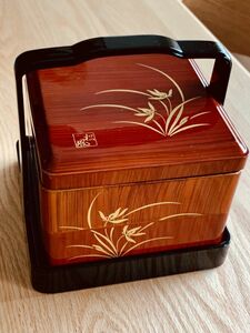 ★重箱　二段重　持ち手台付き　合成漆器　金彩　15×15×高さ11cm　菓子器　弁当箱　お正月のお祝いに　記念品　保管品