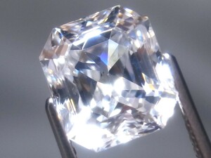 5.86ct 新品・最先端技術のレーザー光線によるニュータイプのオクタゴンカット仕上げ ・虹色輝きも良好 キュービックジルコニア 