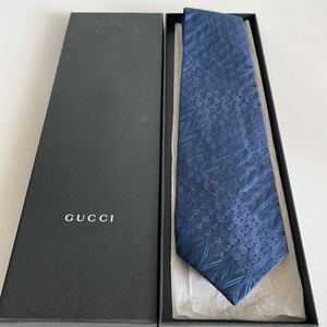 グッチ（GUCCI）紺三角ストライプアートネクタイ