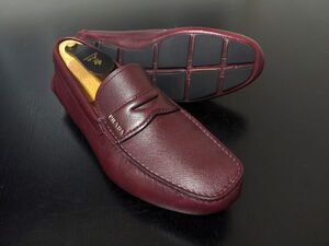 使用僅か プラダ 6.5 PRADA バーガンディ エンボスレザー ドライビングスリッポン ローファ― 9564