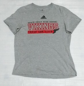 ☆adidas.com アディダス サイズ L 半袖Tシャツ AMPLIFIER TEE スポーツ フアッション ウェア ティー GLAYグレイ赤VIKINGS TRACK AND FIELD