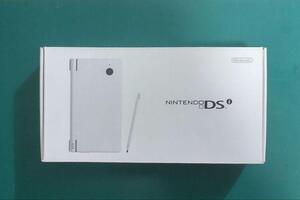 E37【中古・良品】NINTENDO ニンテントー DSI White7750 液晶画面少々訳あり