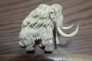 マンモスの牙でできたマンモス像　wooly mommoth ケナガマンモス　figurine carving