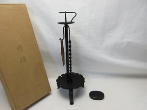 510362 【 美品 茶道具 膳燭 夜咄道具 燭台 鉄製 高さ調整機能 紙箱 】 検) 灯明具 金属 夜噺 夜ばなし ローソク立て 灯火具 照明 灯火器ⅱ